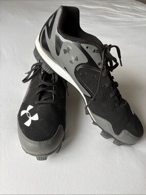 Under Armour Men’s Black and Gray Athletic Cleats